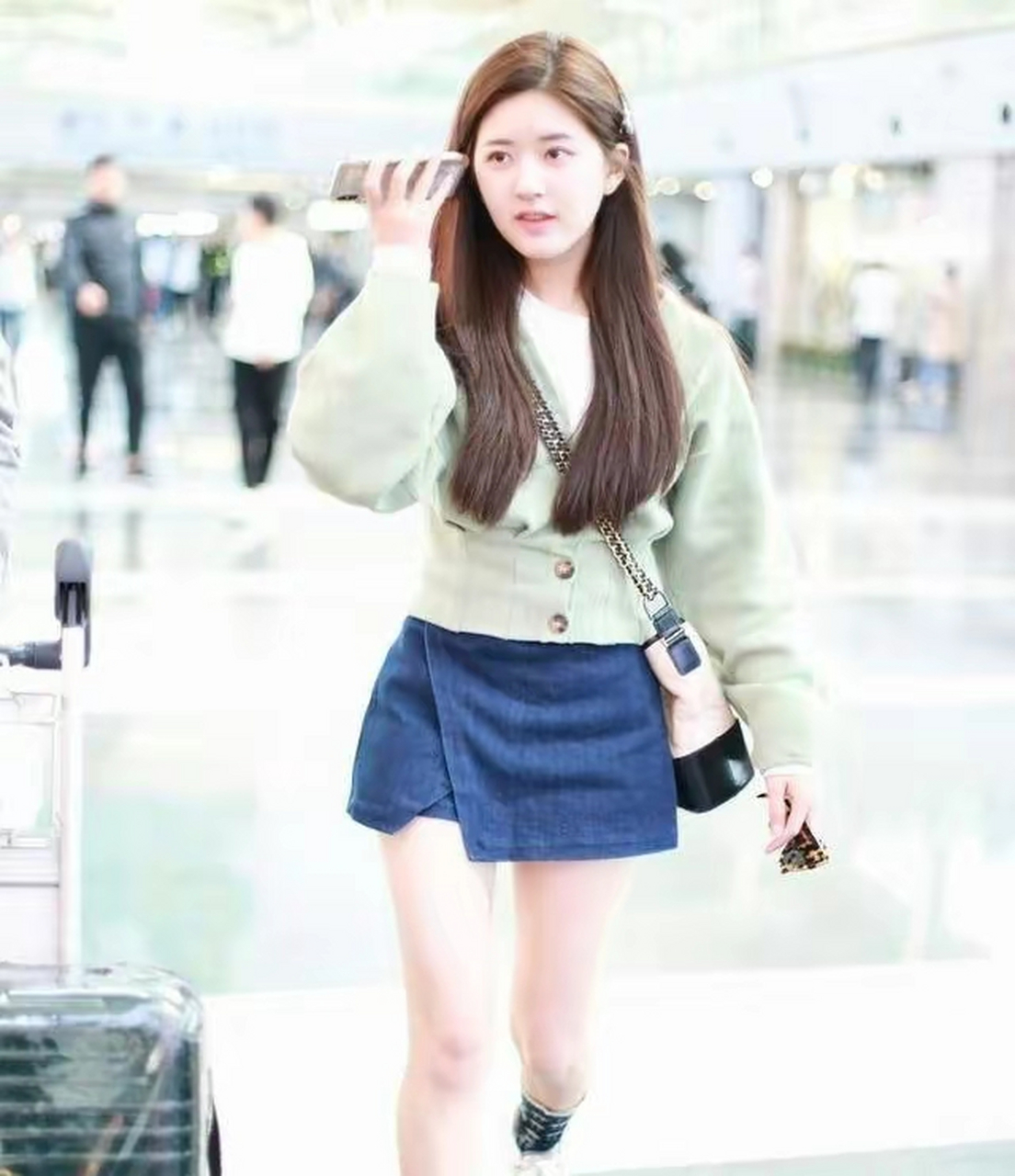 网友:"云遮月"的牛仔短裤搭配大妈款上衣,赵露思大秀少妇魅力