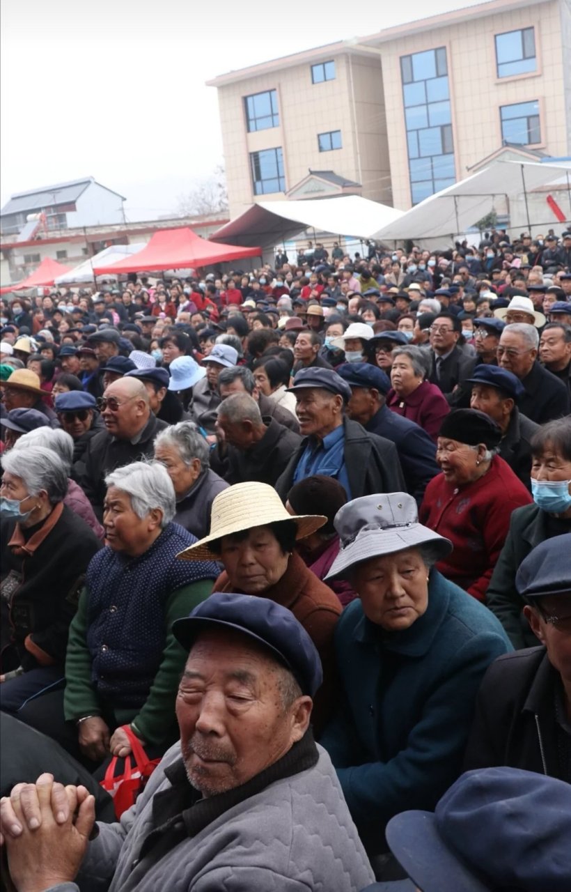 甘肃天水甘谷人渴求文化食粮,每当庙会唱大戏,村民们从四面八方赶来