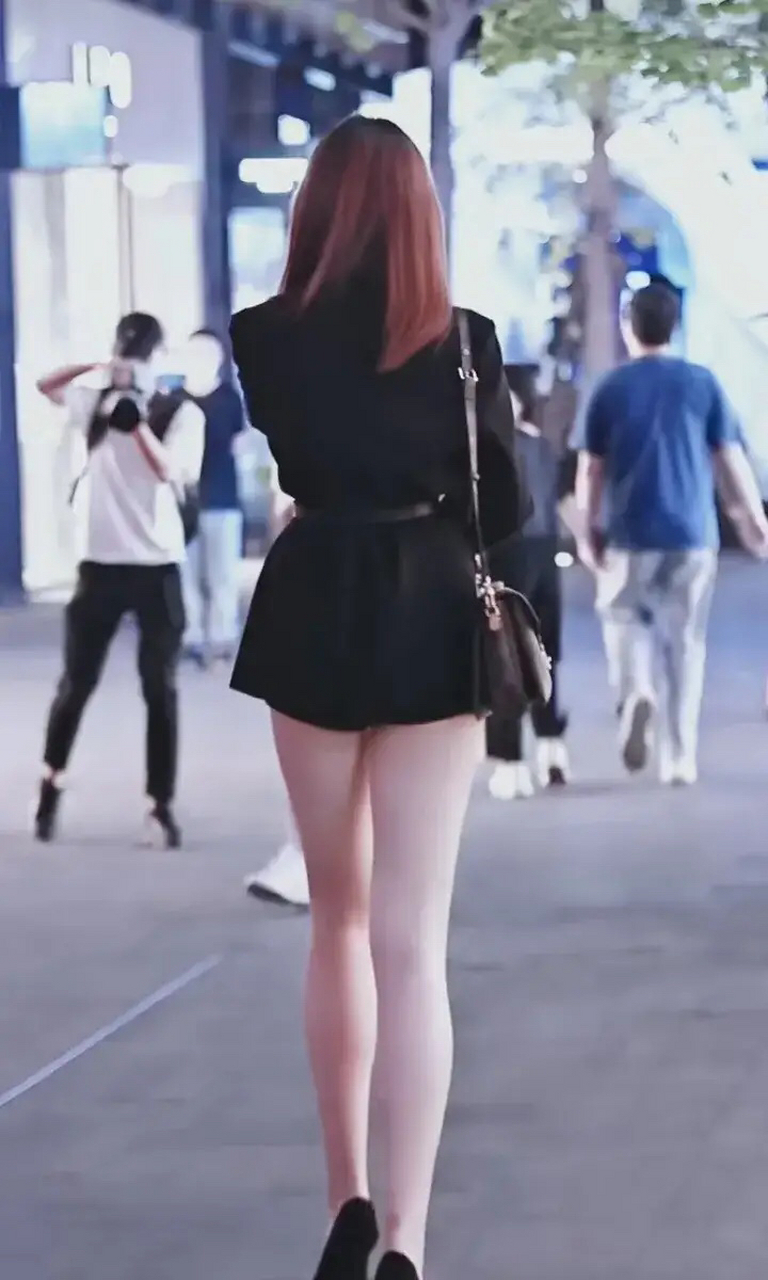 大腿又白又嫩真漂亮.这背面身材真好性感.