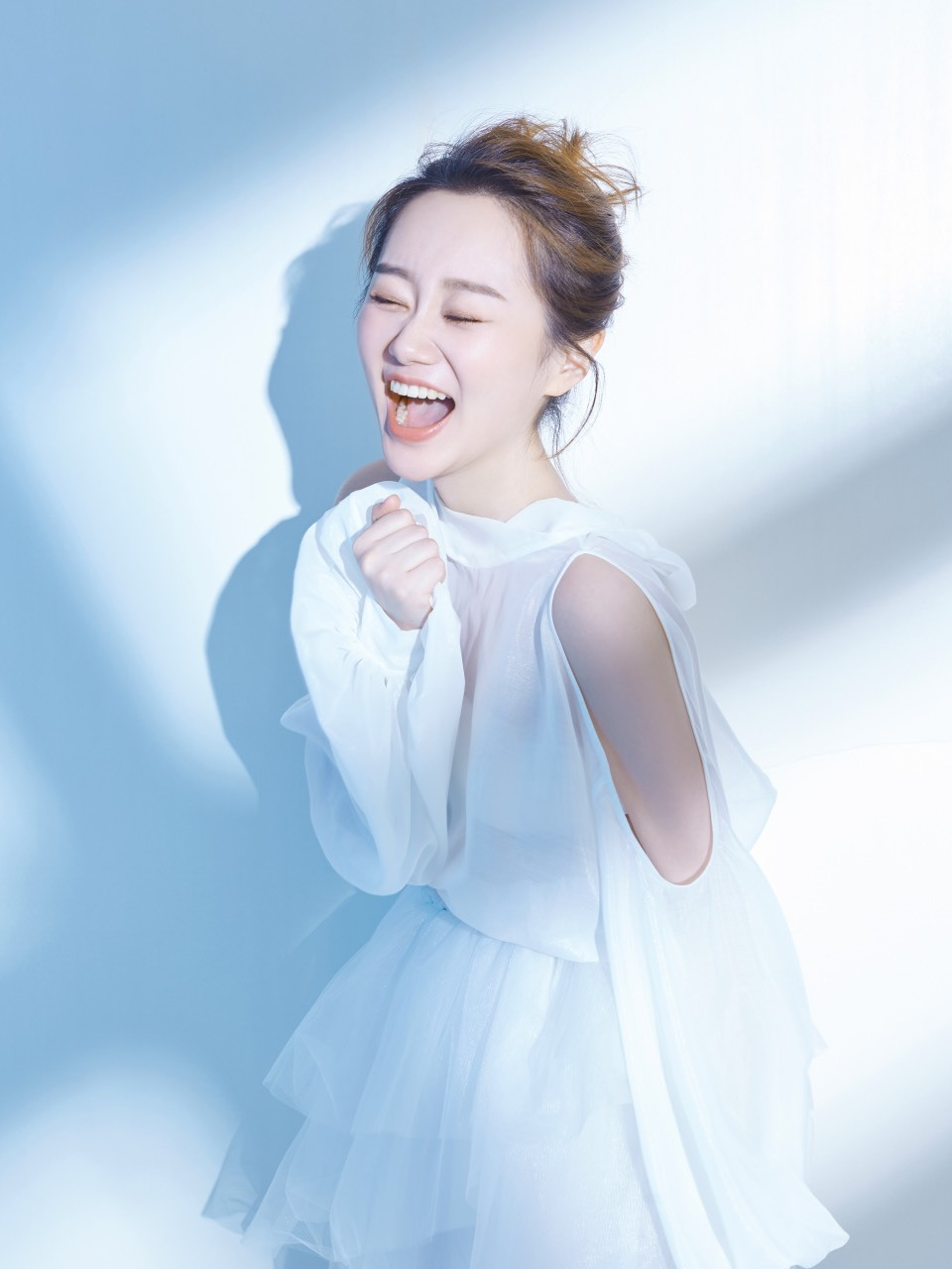 作为一枚颜值歌唱主播,夏玲美在yy直播平台已经有123万粉丝了,直播