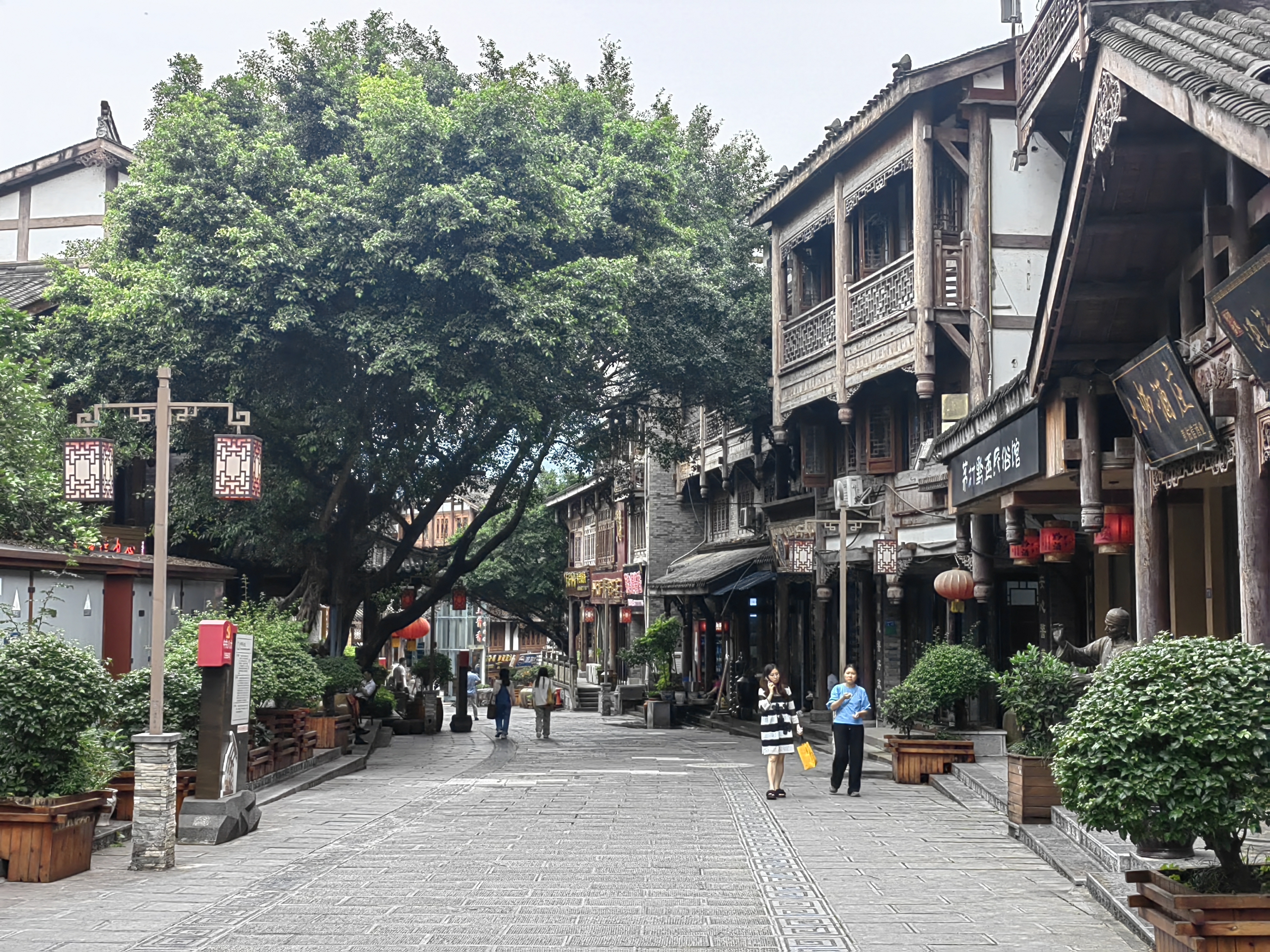 茅台镇街道两边,除了卖酒的就卖酒的,真不亏是酒都!