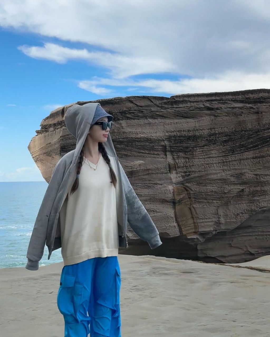 这次去海边玩,穿了带头帽外套, 衣服和裤子都是糖果色风格,全副武装.