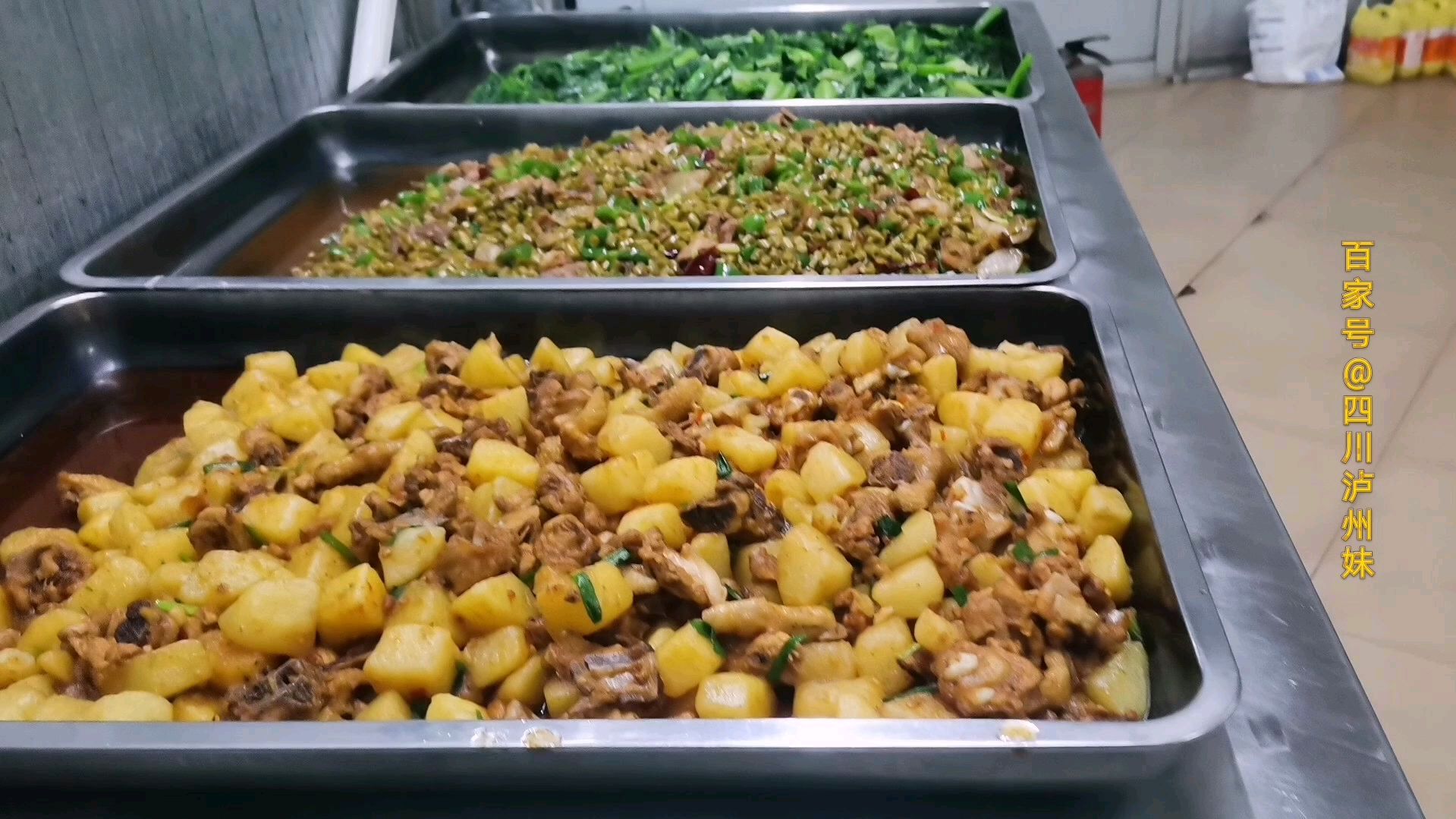 实拍工厂食堂大锅菜(夜宵菜品),工厂包吃包住,这样的伙食差吗
