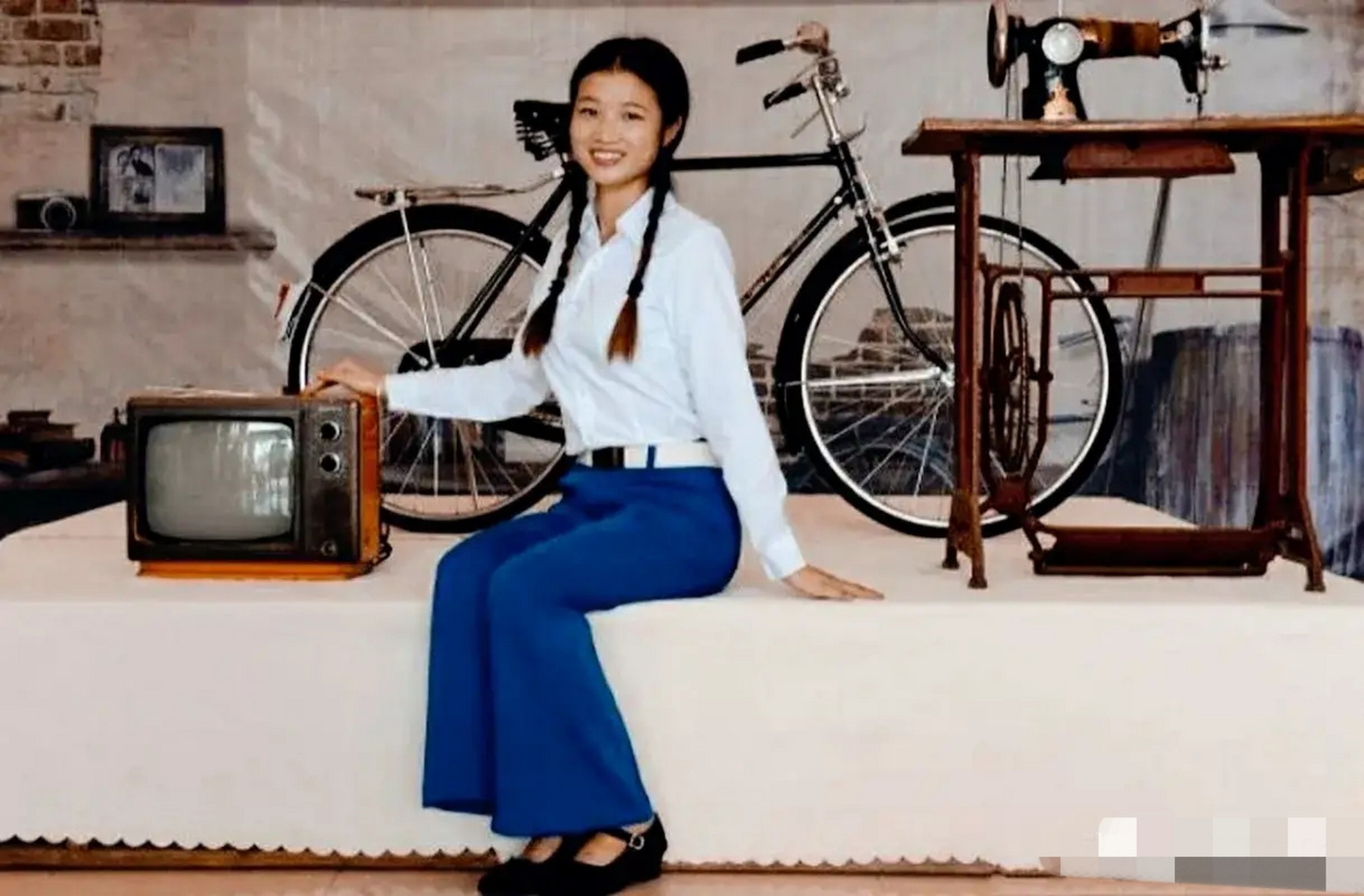 80年代结婚三大件:自行车,电视机和缝纫机.