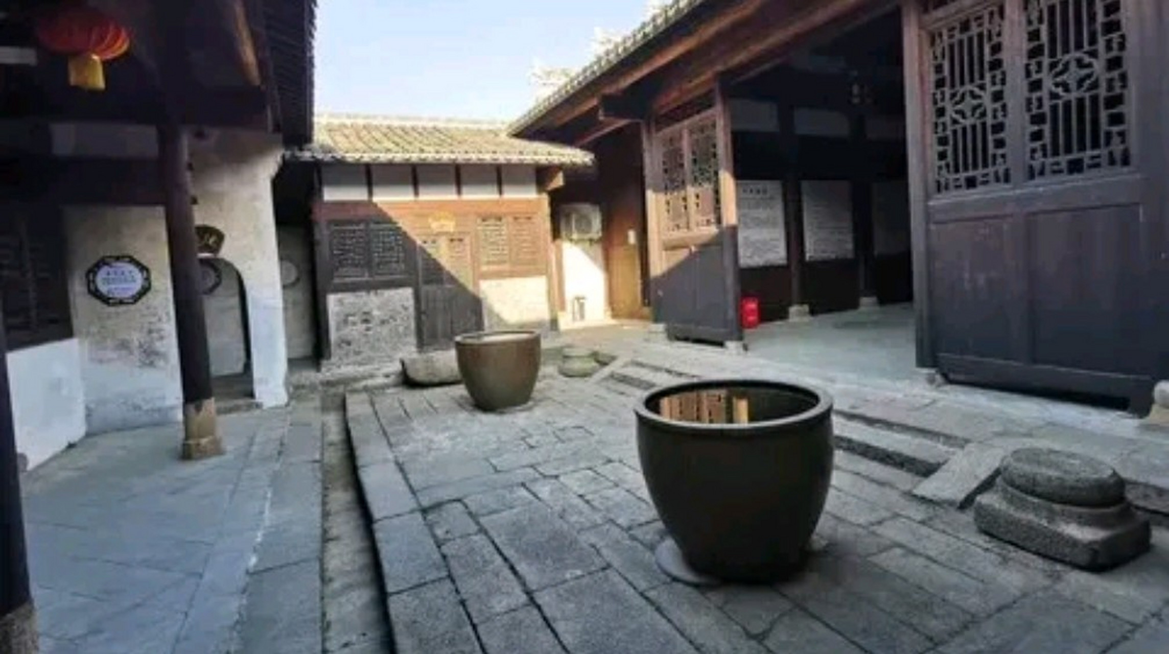 我家的老院子里被邻居家放了一口破缸,前几年邻居家放我家里的,当时说