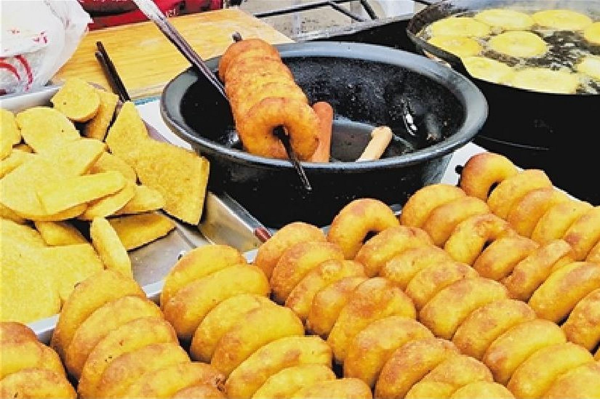 今天做个陕北特色油馍馍,色泽金黄,像铜钱,象征着富贵吉祥!