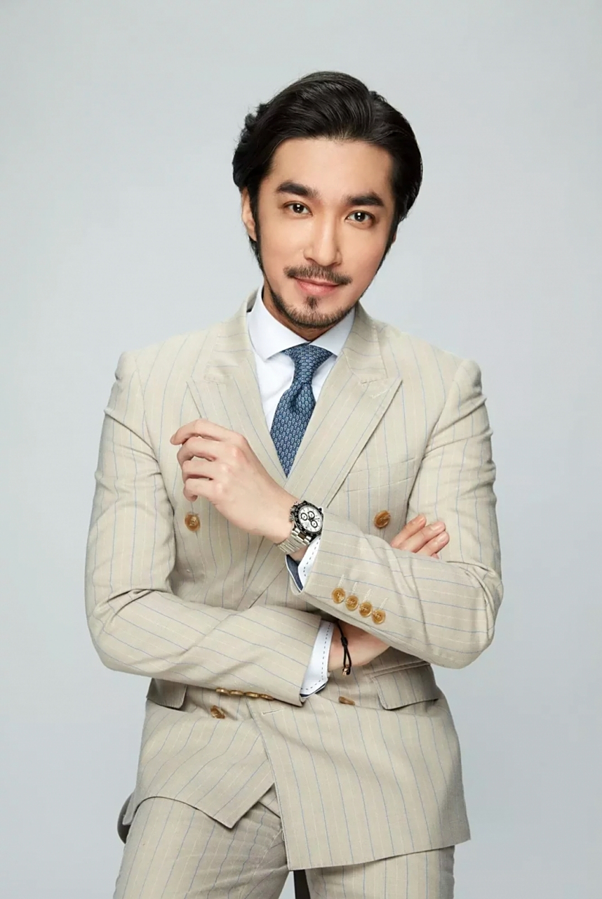 王又正(现名丹申广) 中天主播 毕业于台湾省玄奘大学新闻系 人称"型男