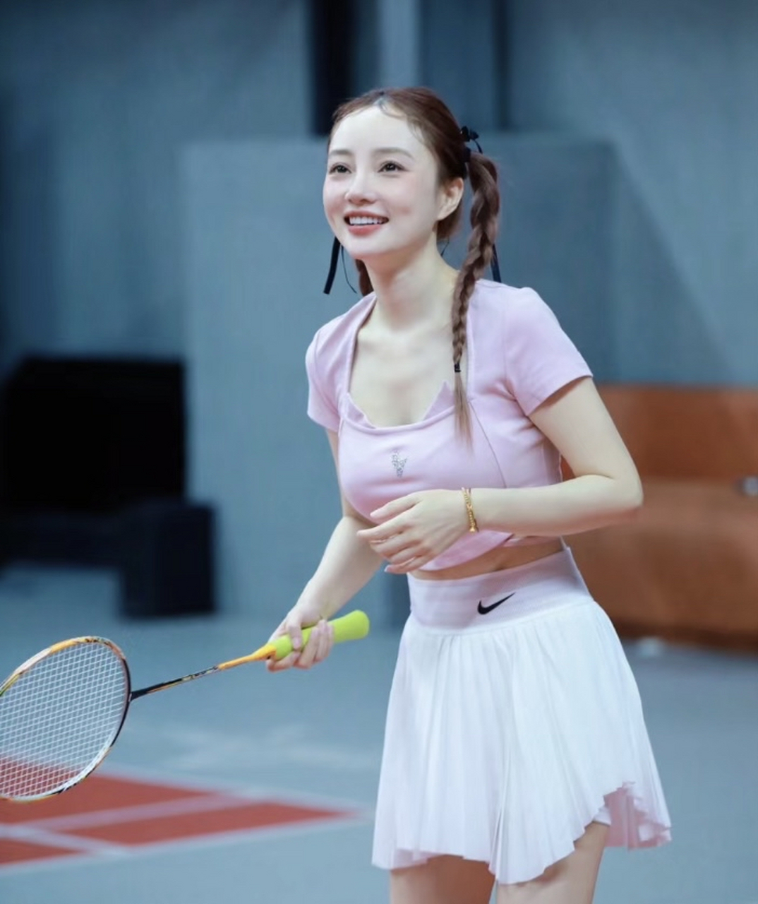 李小璐身着运动套装,少女感十足