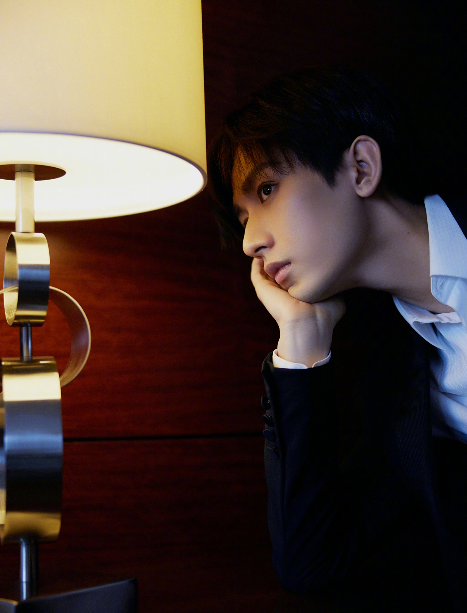 成毅白衬衫黑色西装,举手投足一派玉树临风,帅气且儒雅