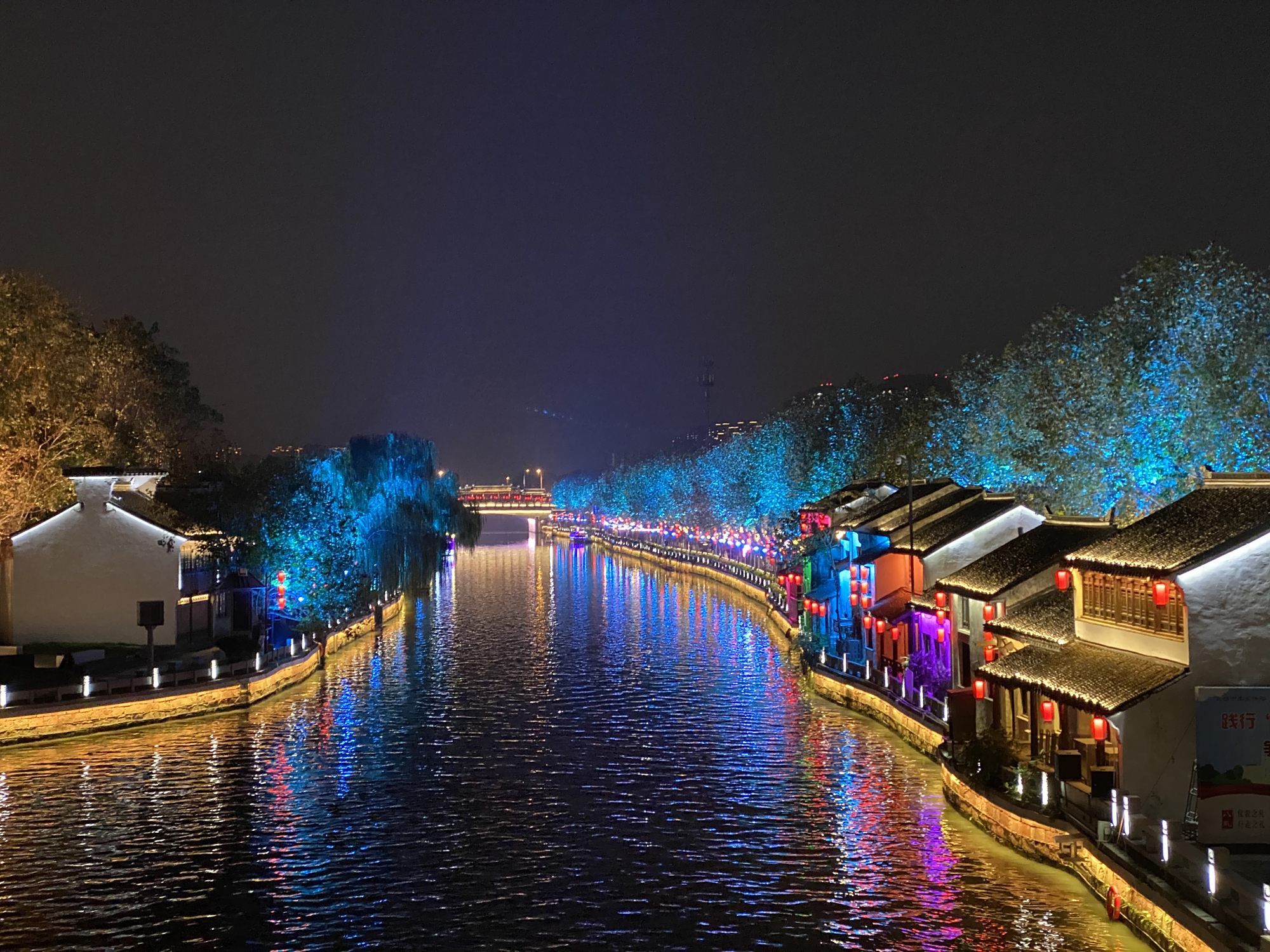 无锡南塘老街夜景灯火阑珊游人如织