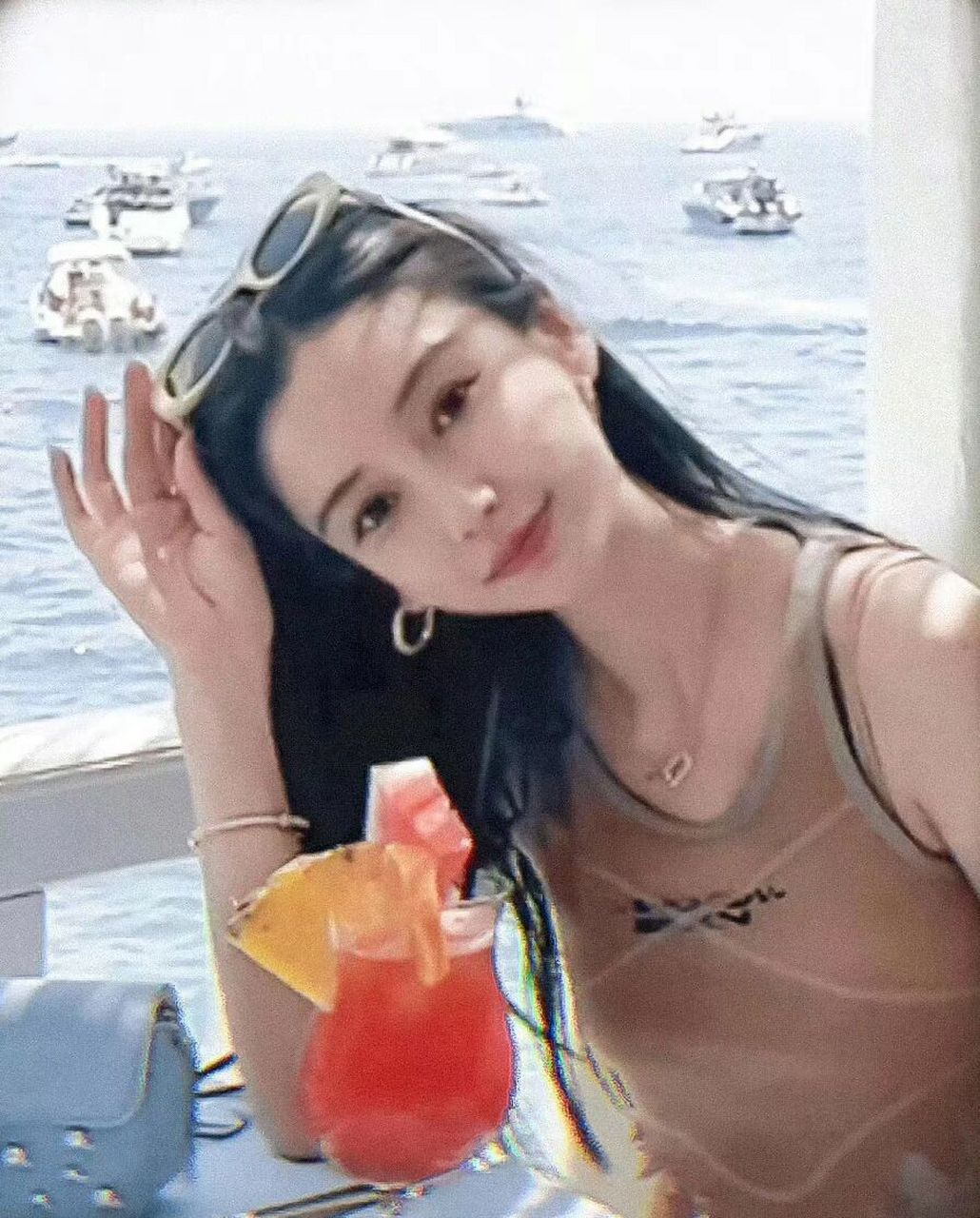 angelababy穿比基尼跳海,angelababy现身意大利海岛,装扮清凉,对着