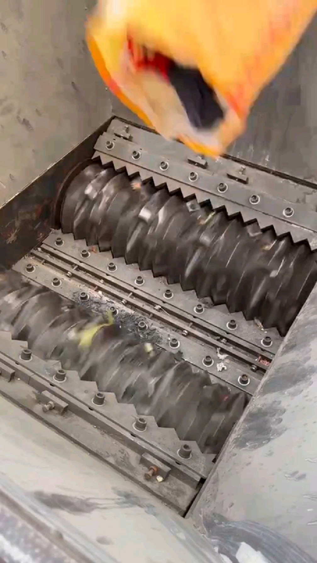 废旧衣服粉碎机,废布料切碎机,旧衣服撕碎机,剪切式粉碎机,高速双轴