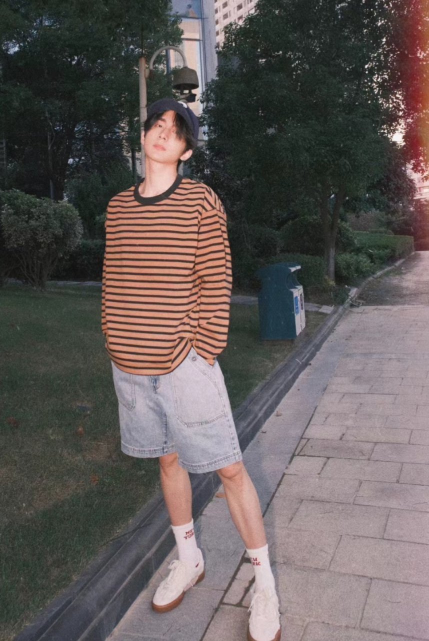 张新成晒生活照,化身忧郁少年氛围感太强,长袖加短裤混搭太文艺,滤镜