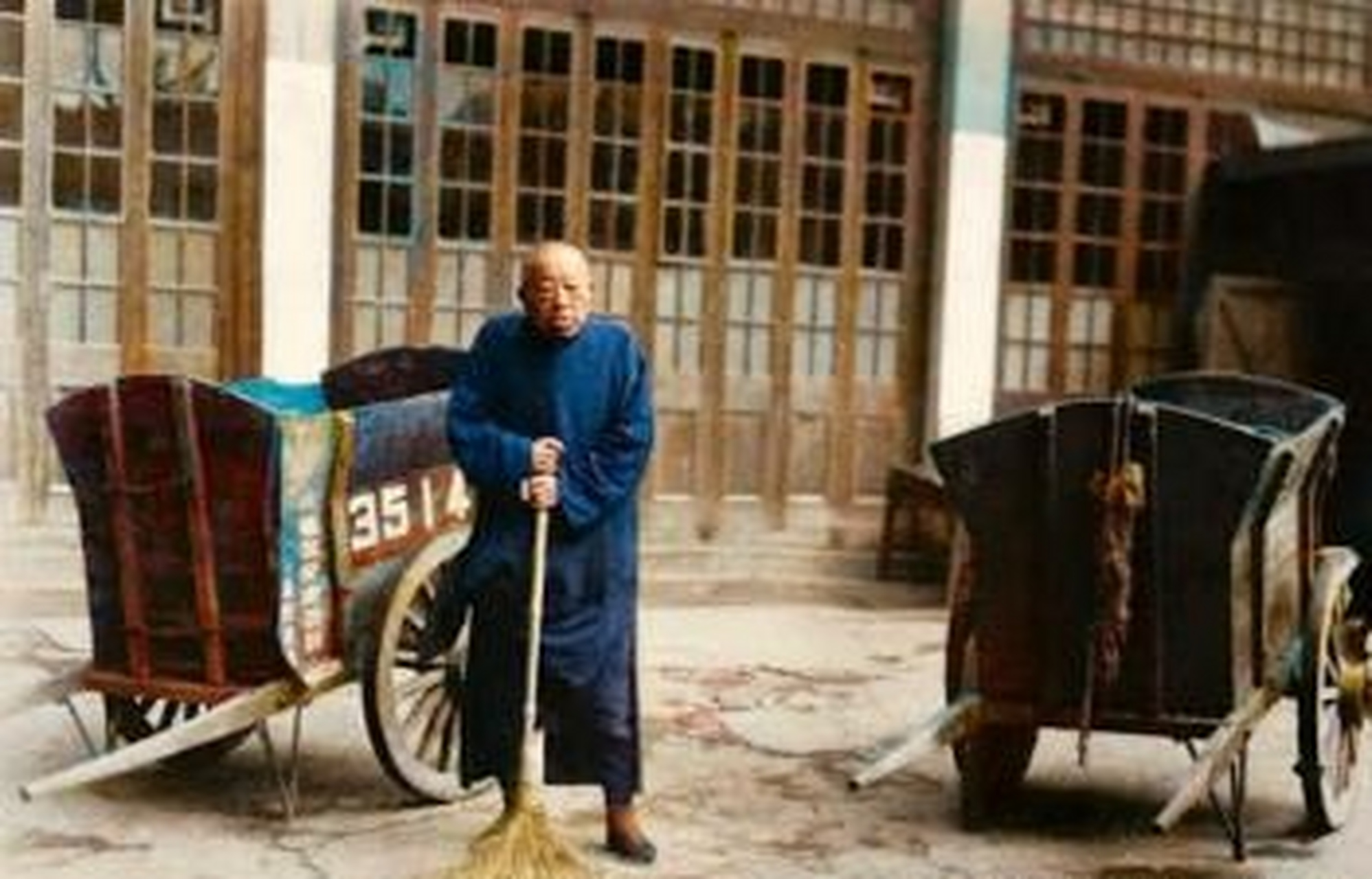 1951年的上海,一张照片中闪现着83岁的黄金荣扫大街的身影.