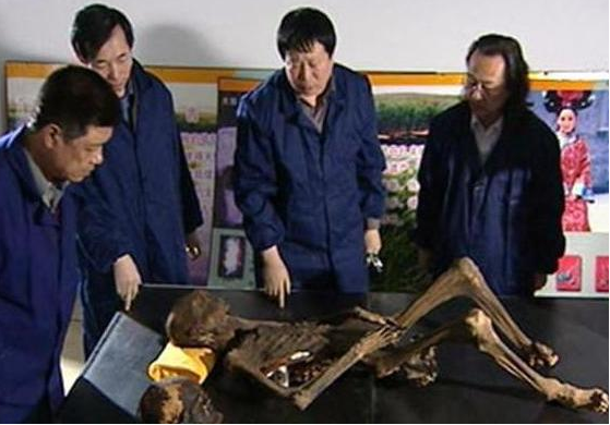 黑龙江无意挖出清朝诰命夫人墓,遗体下有黑色物体,揭开悲惨遭遇