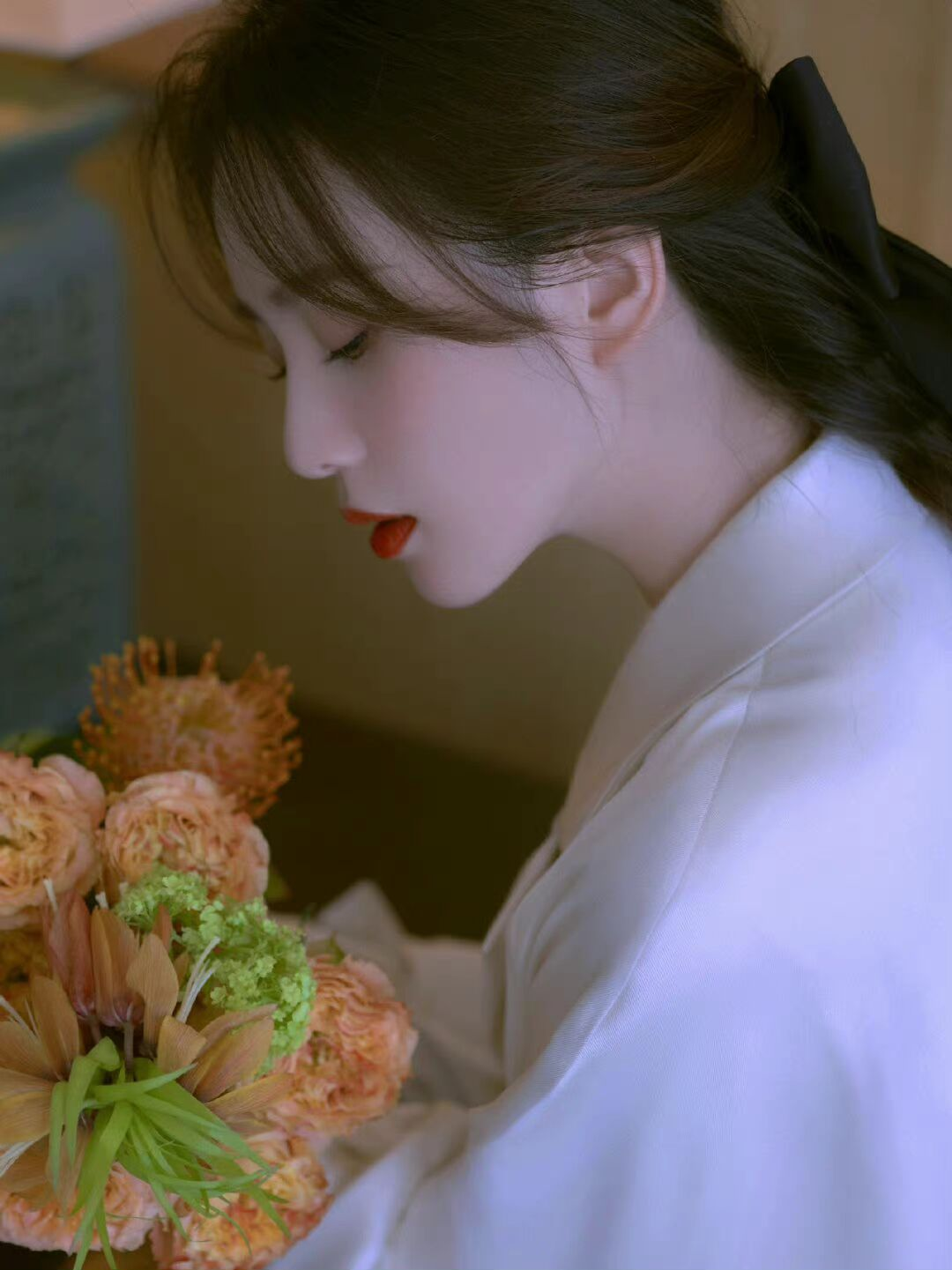 刘诗诗的"名媛"气质真强,简单的白裙,她穿上就很有"富贵"感