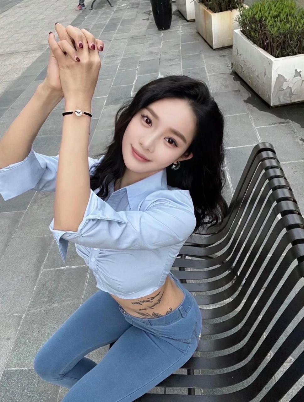 精致的小蛮腰美女,玲珑的曲线展现出靓丽好身材#遇见好身材# #美女