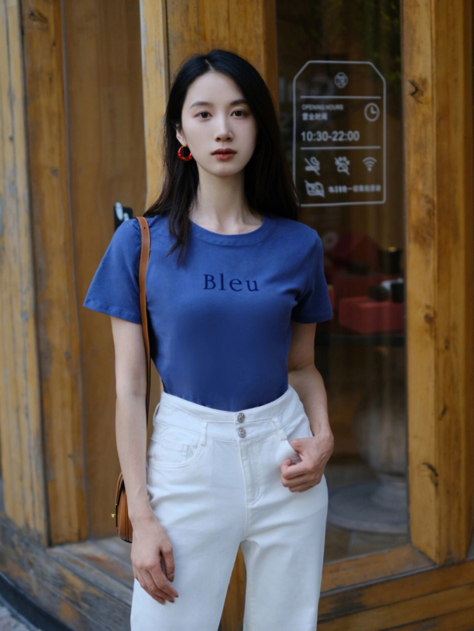 蓝色t恤搭配白色的阔腿裤,修饰身材比例,简单清爽又时髦,是我们普通