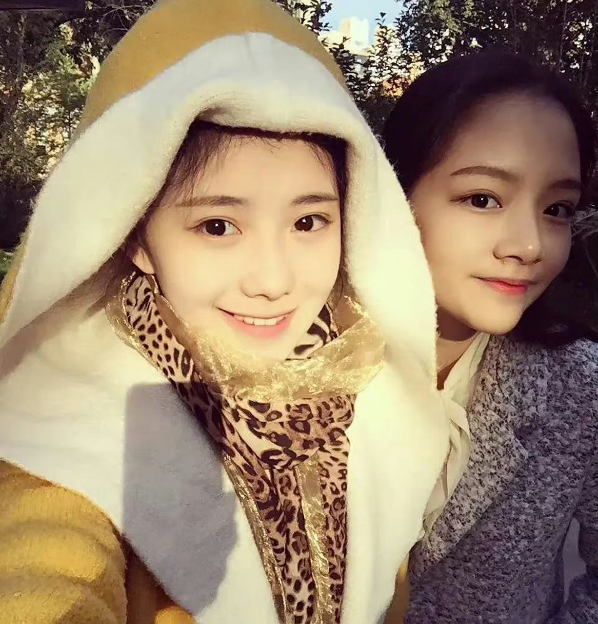 任敏刘浩存高中合照出来了,感觉拍这种照片的关系应该不错,因为两人挨