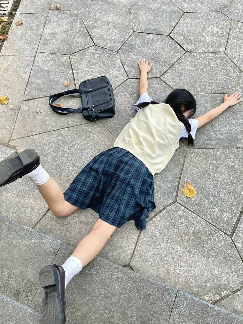 路边惊现晕倒的jk制服少女