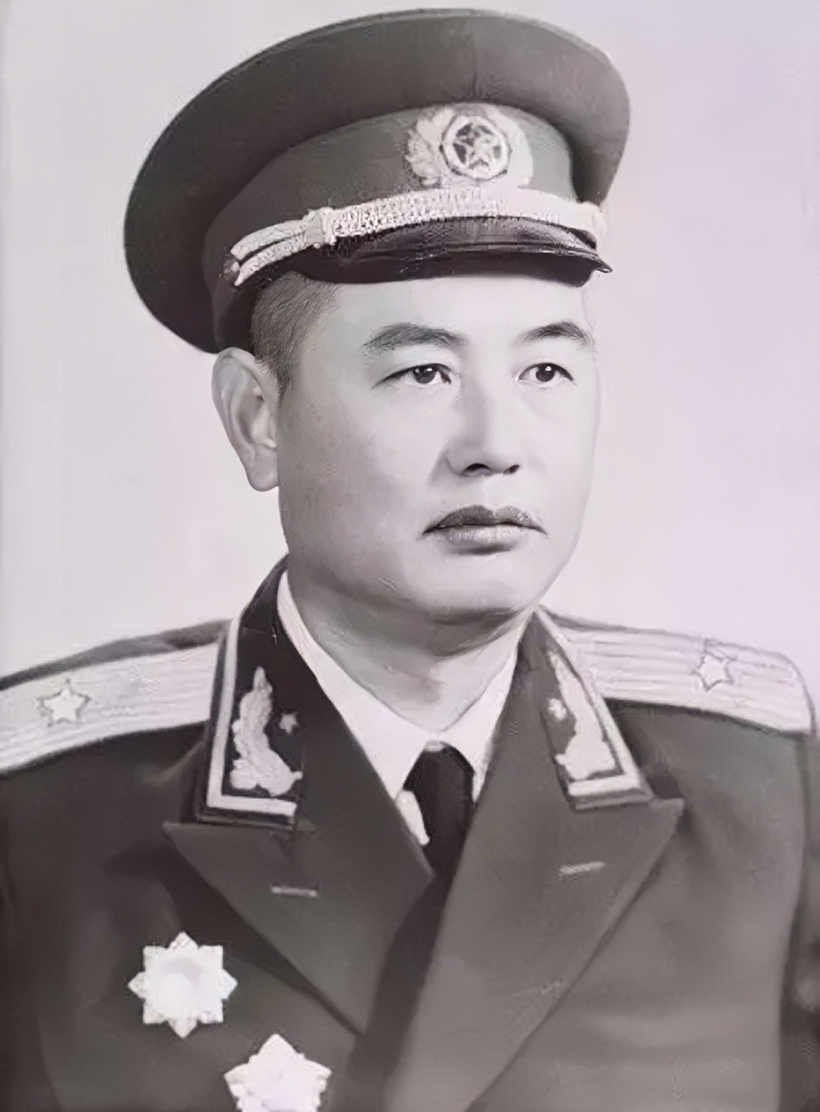 王洪光中将,山东新泰人,开国少将之子