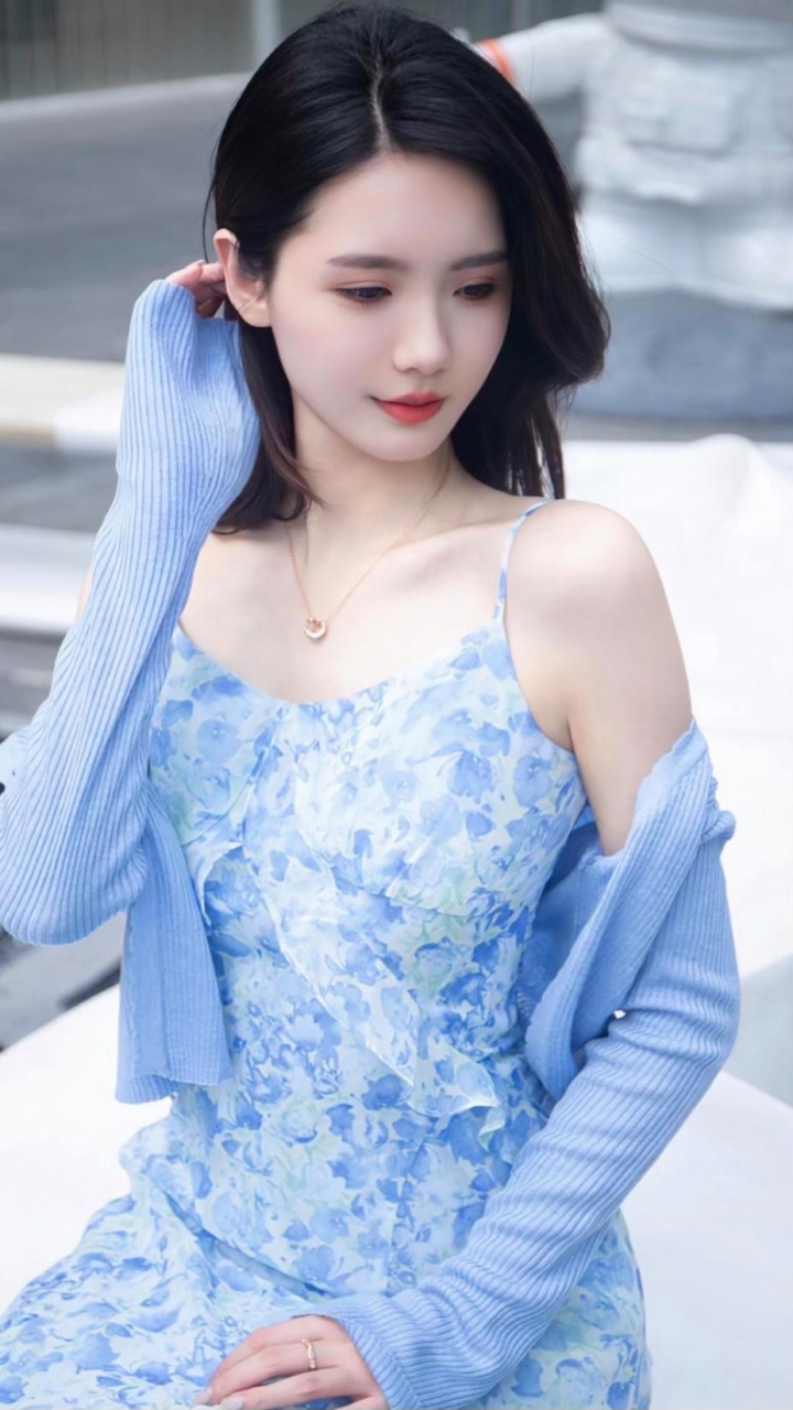 淡蓝色碎花吊带连衣裙很符合模特气质