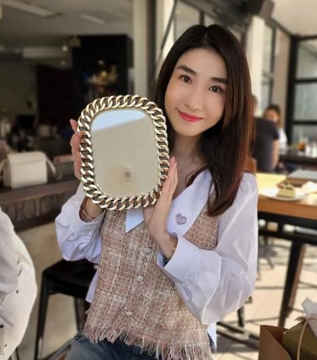 "四喜"梁雪湄,45岁冰龄似少女,与外国男友交往多年未婚