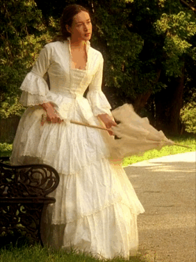 新版《茜茜公主》中最惊艳的10条裙子:低调的奢华,不比老版的差