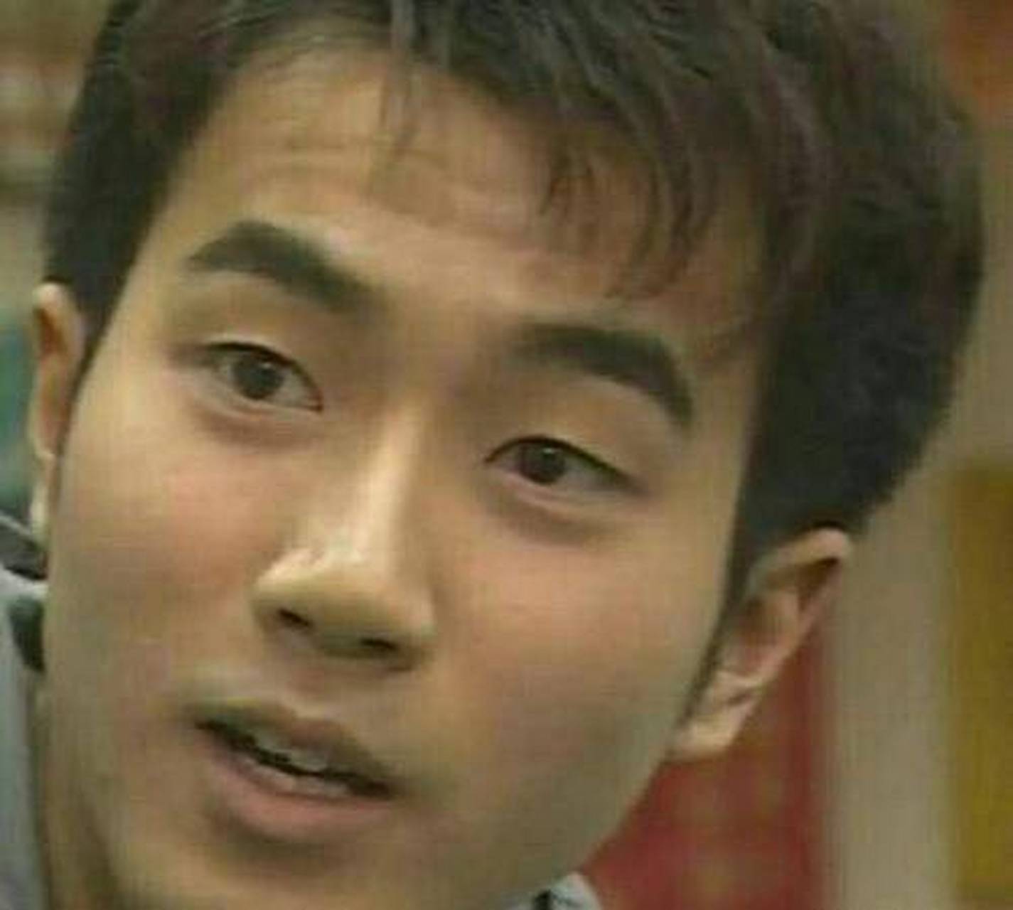 刘恺威刚出道的照片,一脸稚气还是单眼皮,岁数大了后变成了双眼皮