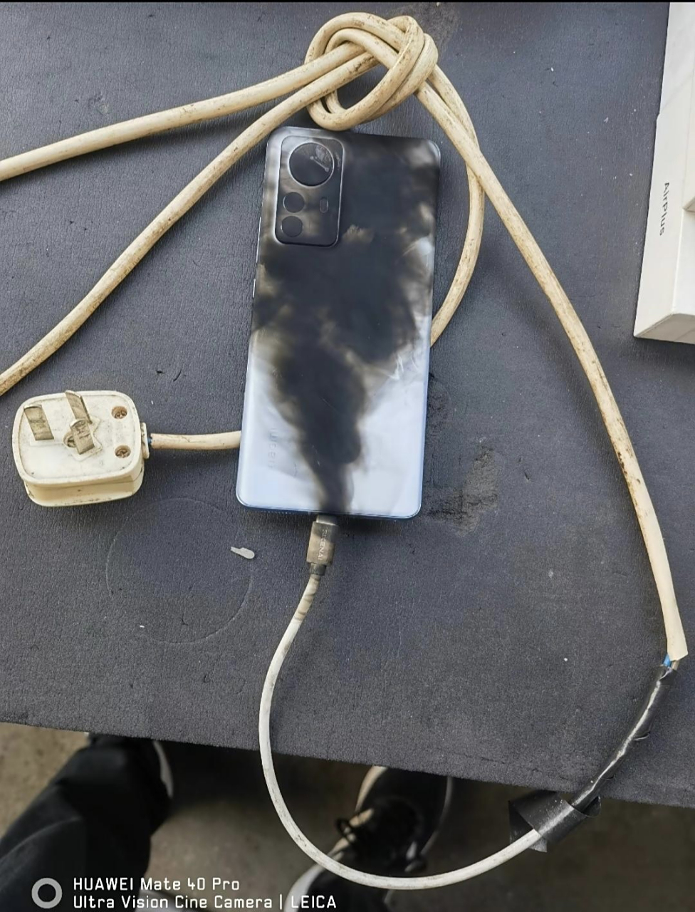 手机充电器坏了,自己接了一个插头,结果….