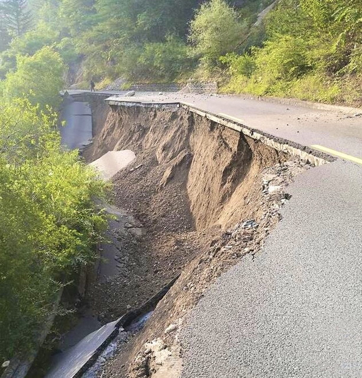 "地震后的九寨沟,不知道还敢不敢去,不知还会不会发生地震或者间隔