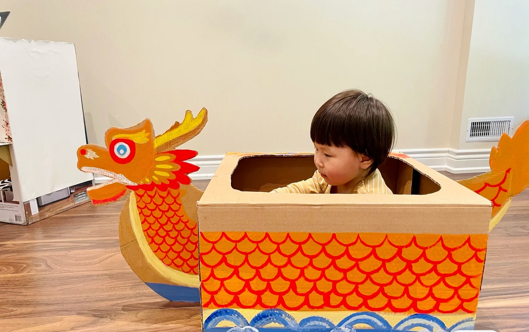 端午主题亲子活动,用废弃的纸箱做龙舟.