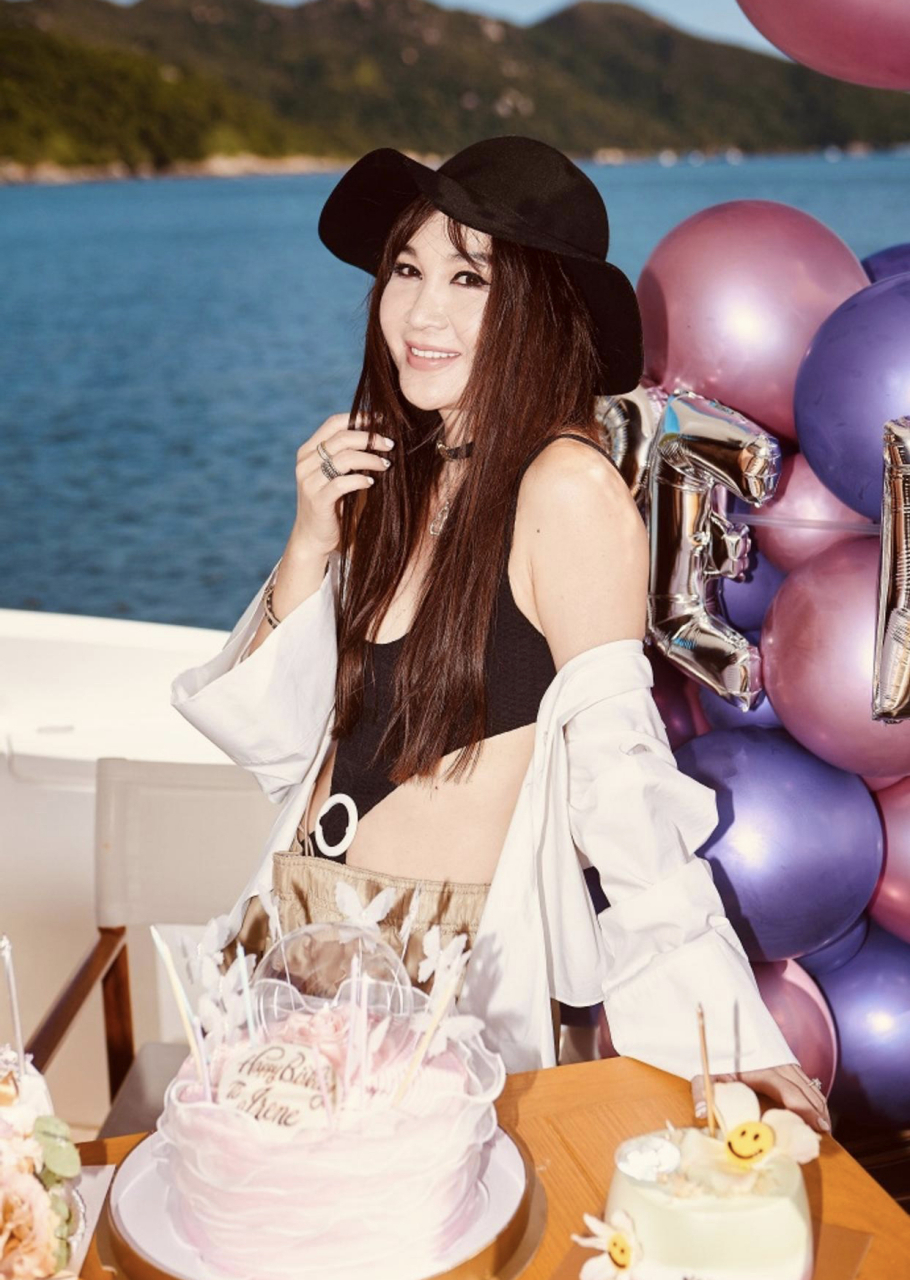 56岁温碧霞穿泳衣开游艇生日趴,身材傲人!