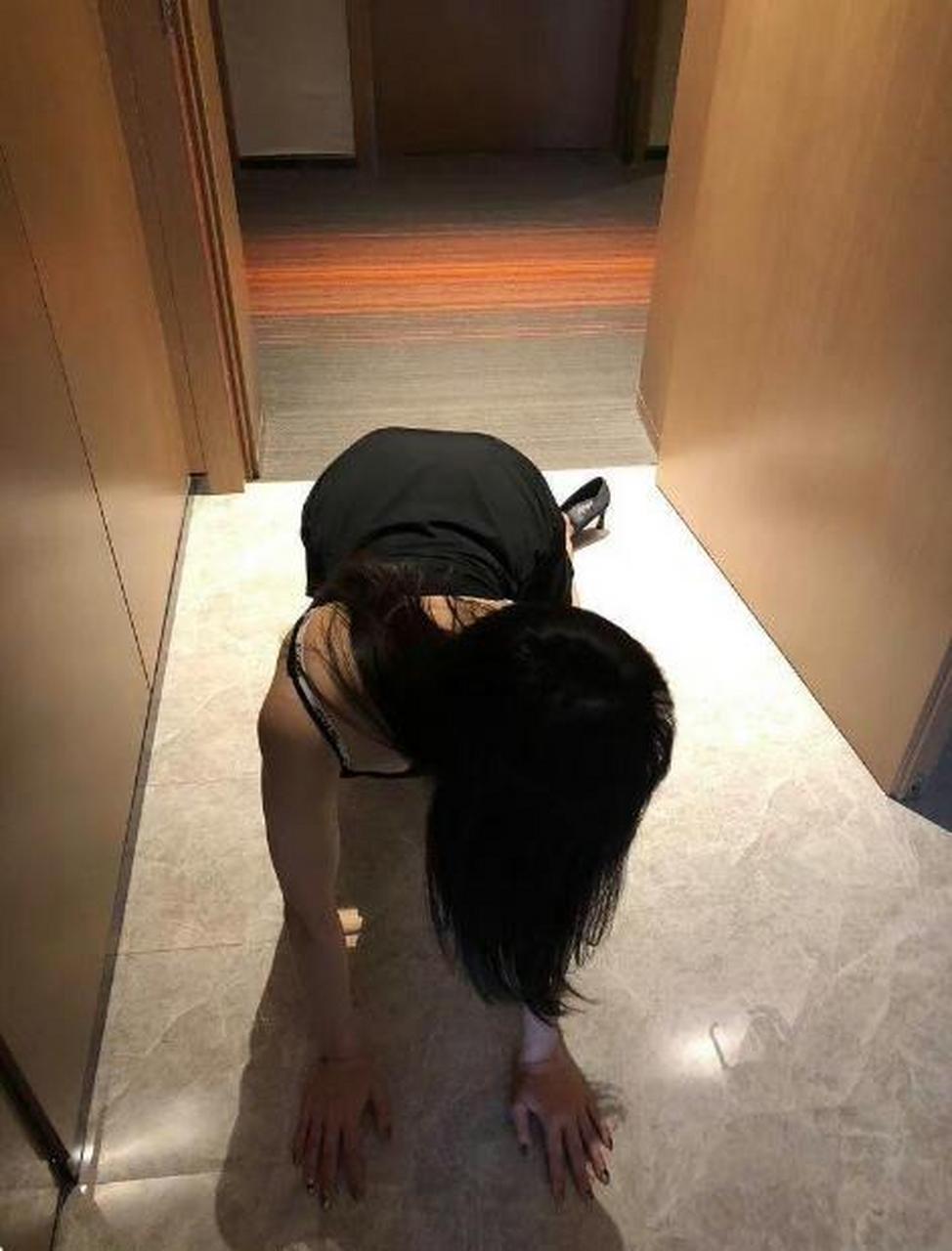 女同事喝醉了,送她回酒店,但这是在干嘛啊?