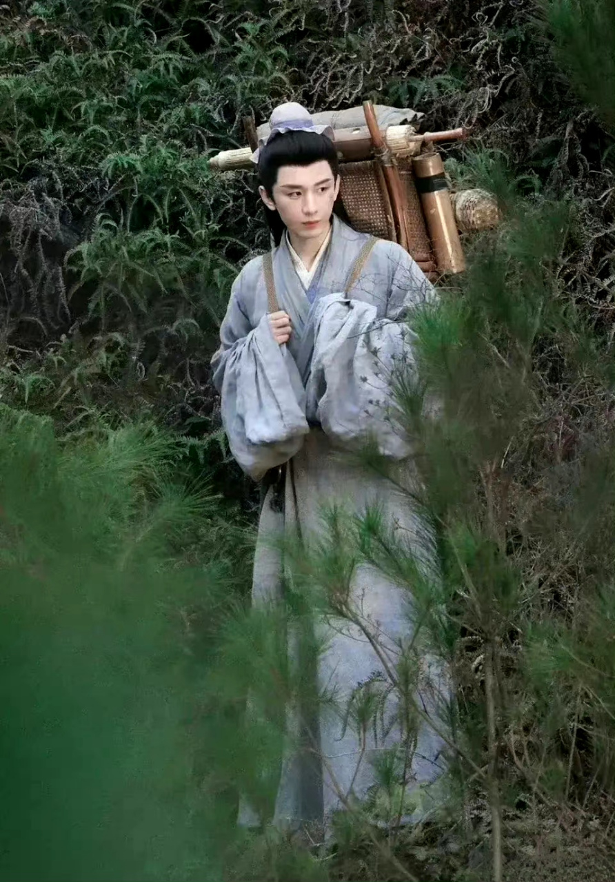 成毅在电视剧《英雄志》中饰演书生卢云,一袭麻布长衫,朴素的造心衬