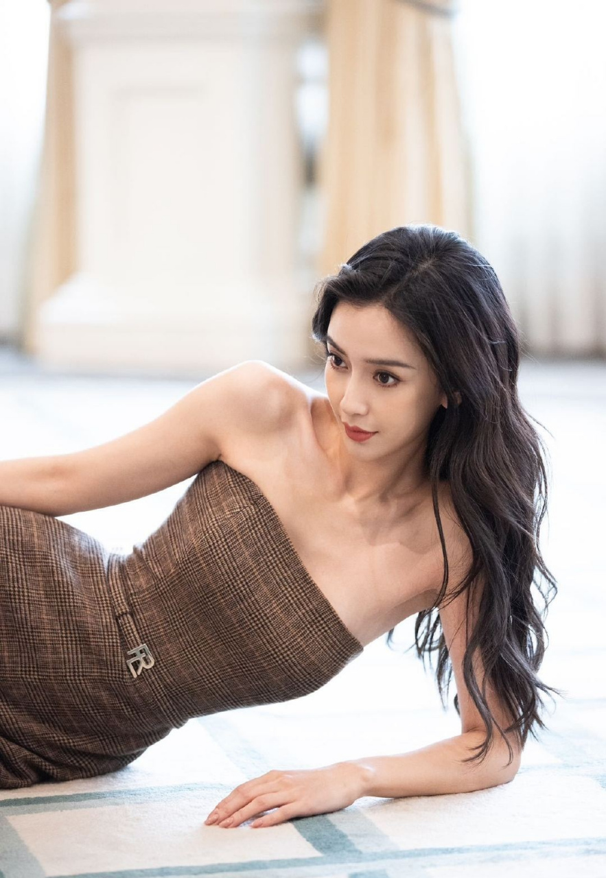 angelababy以一身格纹褐色抹胸裤装现身伦敦温网观赛,满满英伦格调