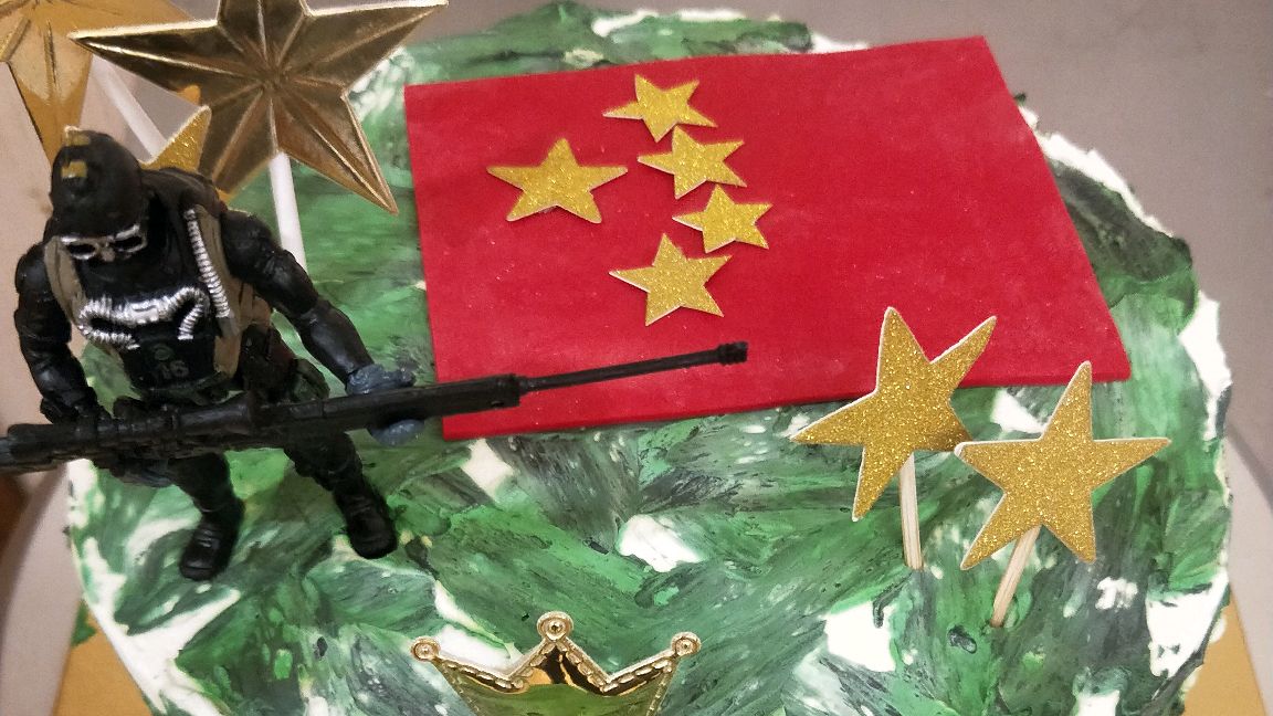 这个蛋糕送给今天的主角,我们军人