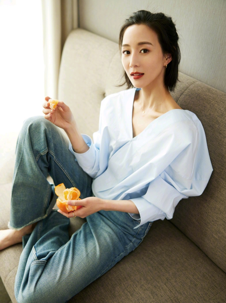 张钧甯一身休闲穿搭,清新减龄,温柔甜美,笑容明媚如春日暖阳,让人陶醉