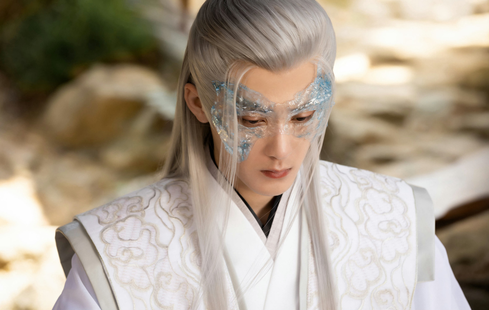 白发相柳这绝世容颜啊,古装剧中没见过哪个白发妆造比他好看的,大家