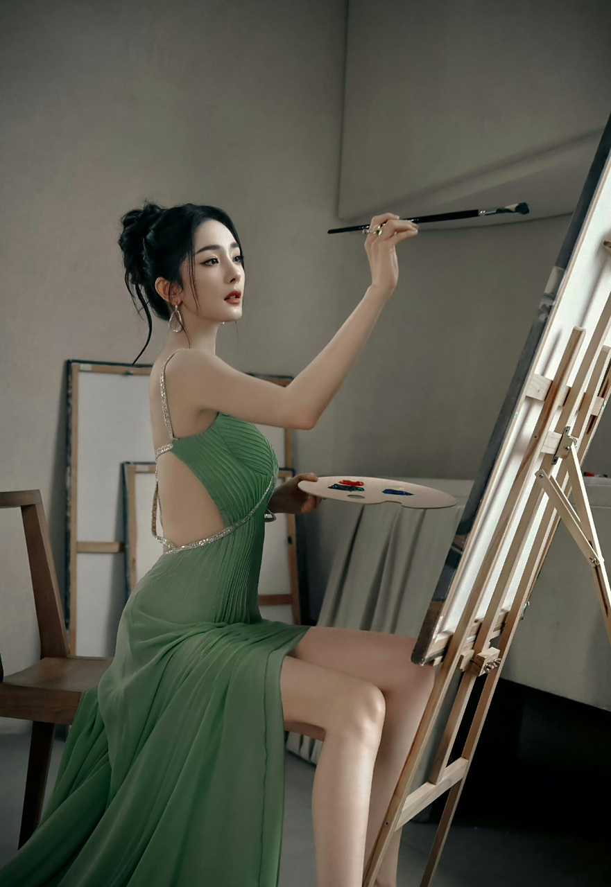 杨幂绿色露背吊带长裙造型,再一次被惊艳到了![比心]#心随星动