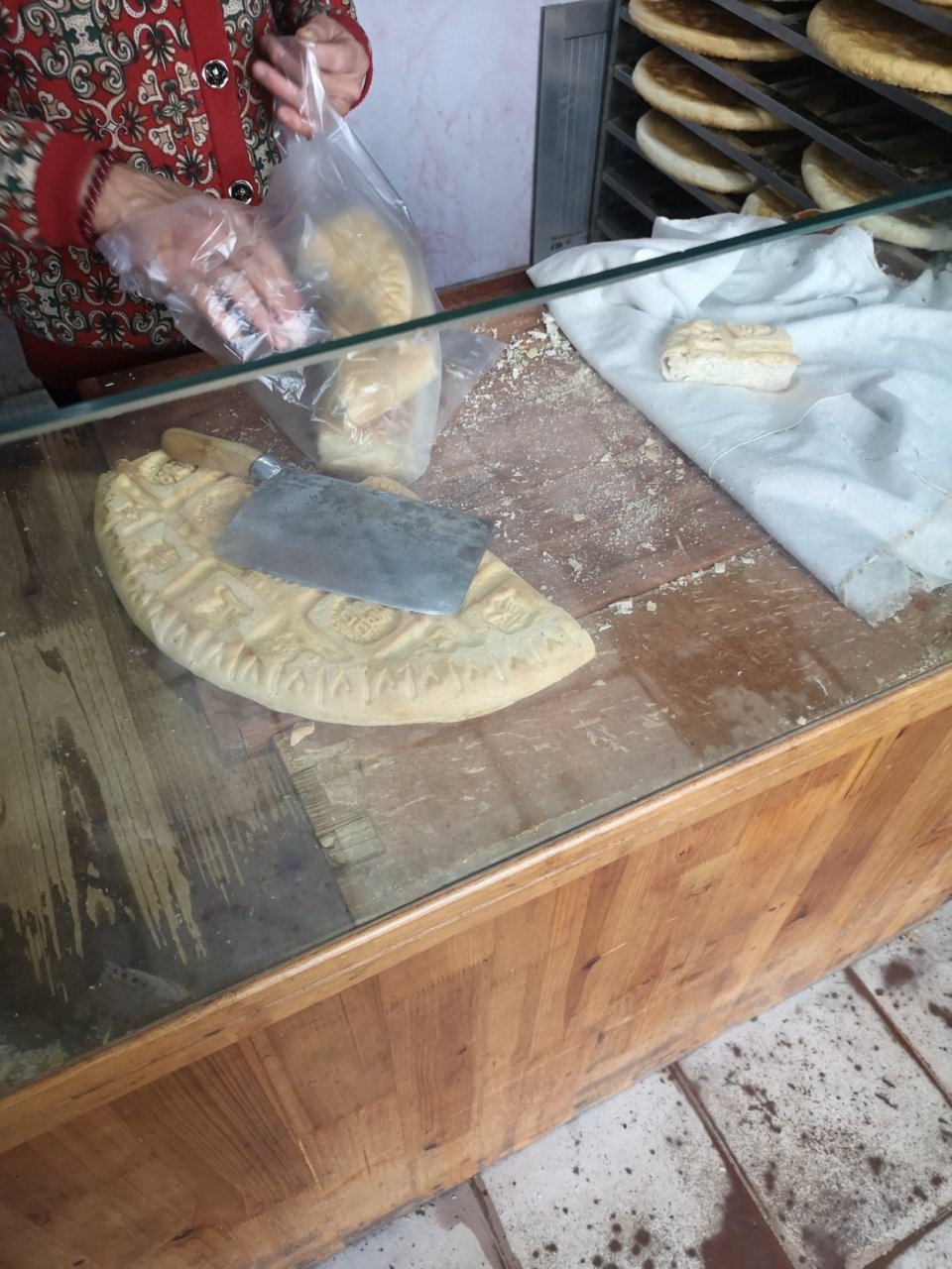 临沂郯城李庄锅饼,厚厚的整个一块大概30元左右,应该是发面一大块整体