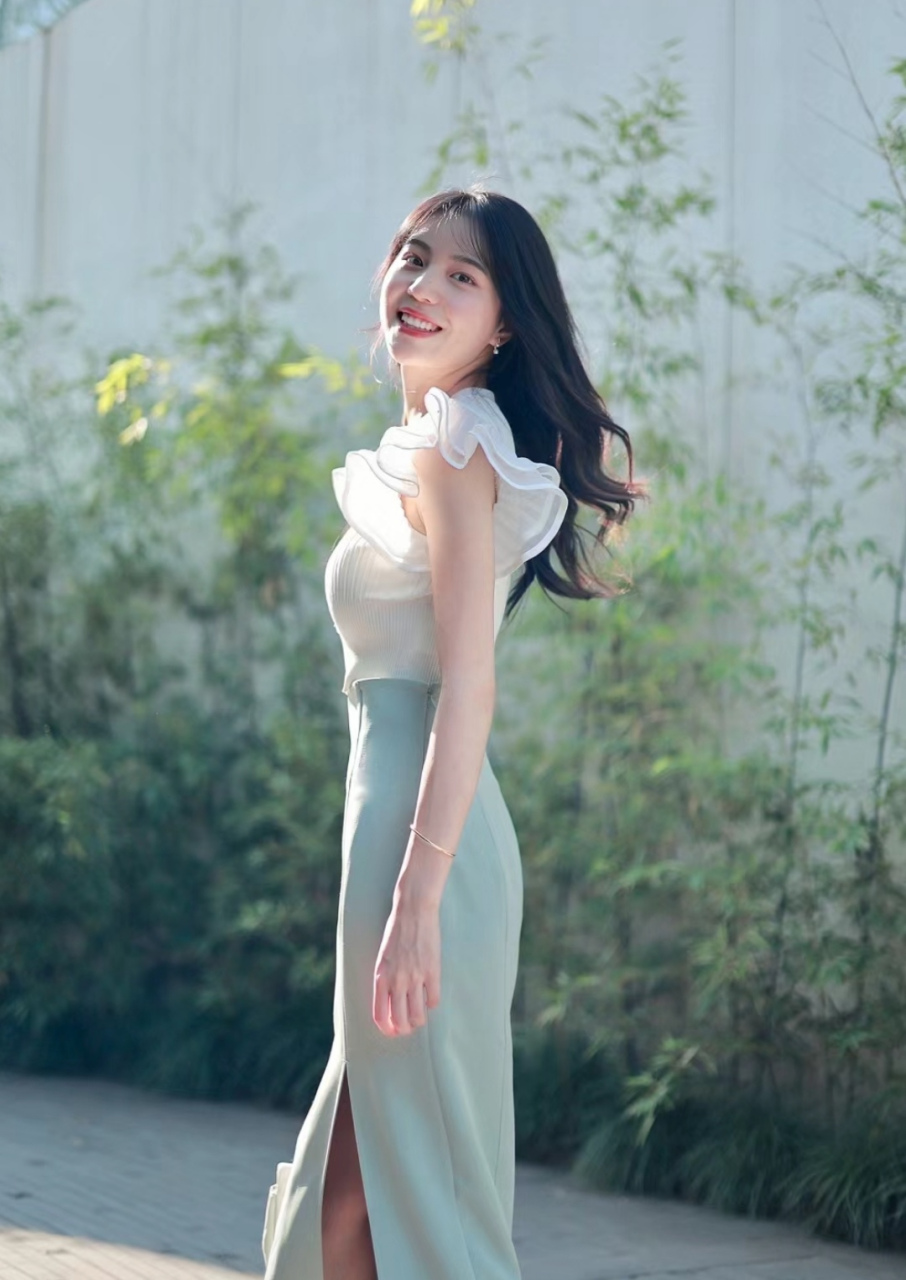 自信大方的女孩很漂亮 喜欢每一个阳光明媚的日子