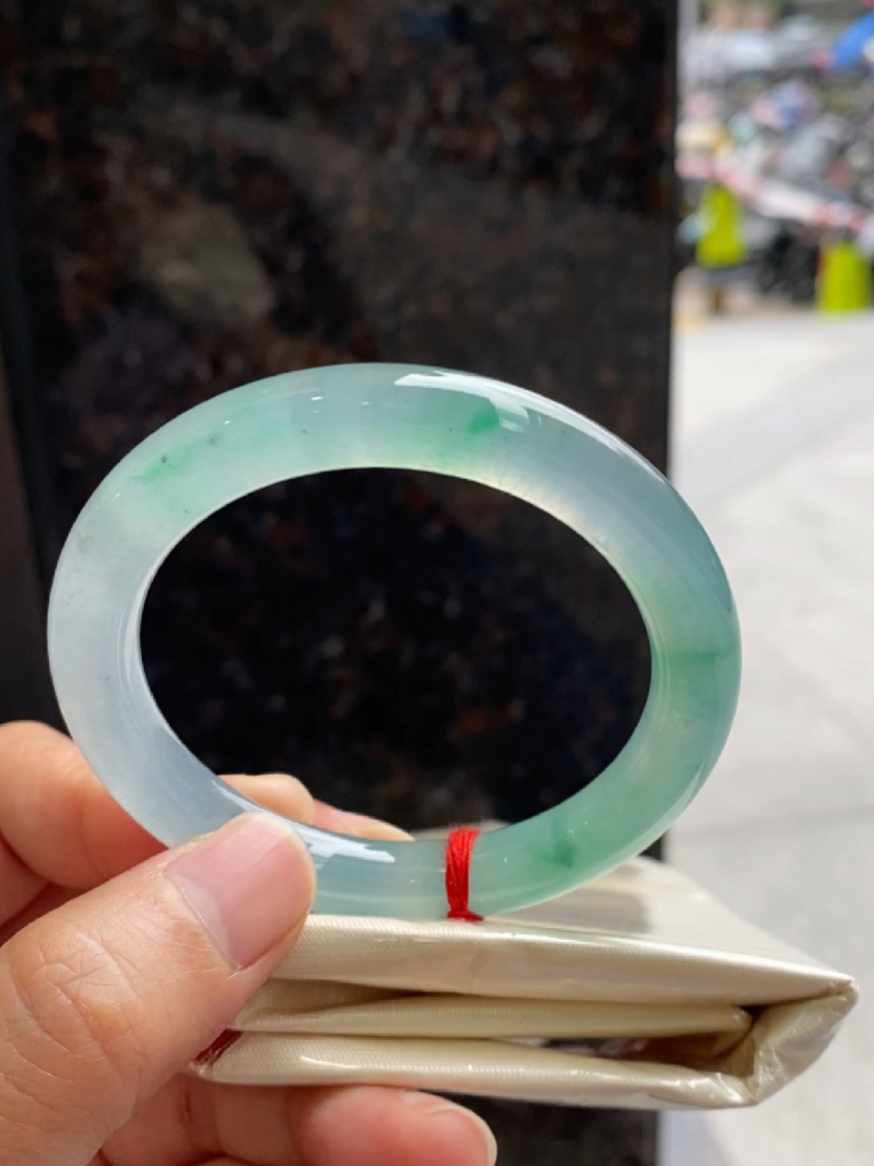 这只冰飘绿的圆条翡翠手镯圈口是51的,整只手镯的种水都很棒,冰透水润