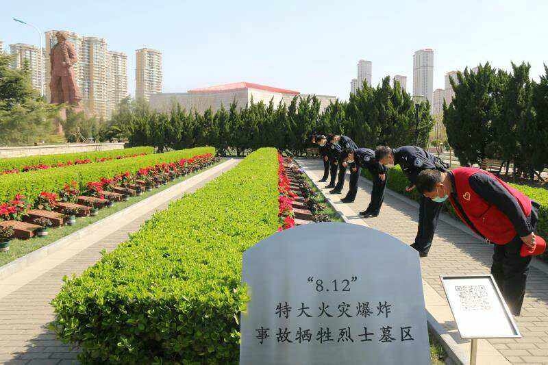 每年清明节前后,大批市民都会来到陵园内缅怀革命先烈,表达崇高敬意.