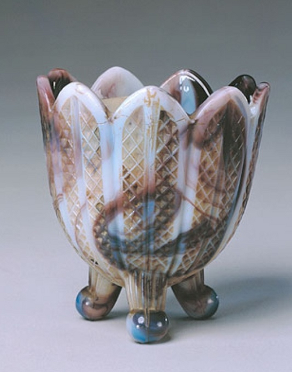 【如果国宝会说话】 搅玻璃蕉叶纹三足杯 杯模制而成 由八枚叶片组成