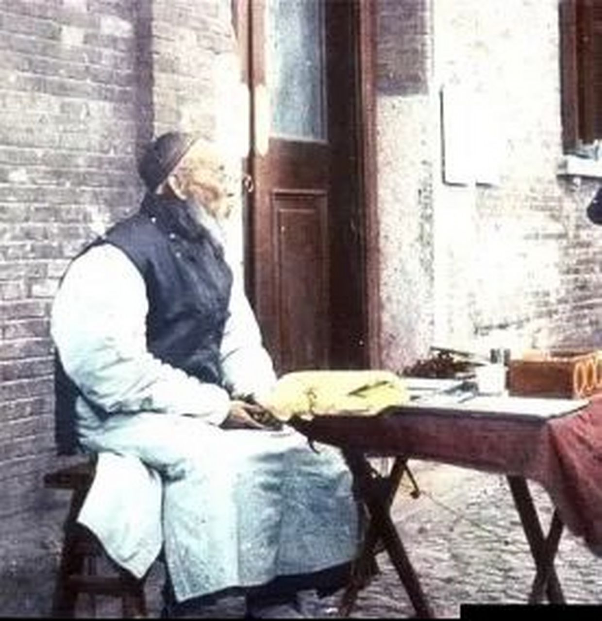 张宗昌未发迹时,一日,游玩至济南趵突泉,见一卜卦老道,便问:"相士,你