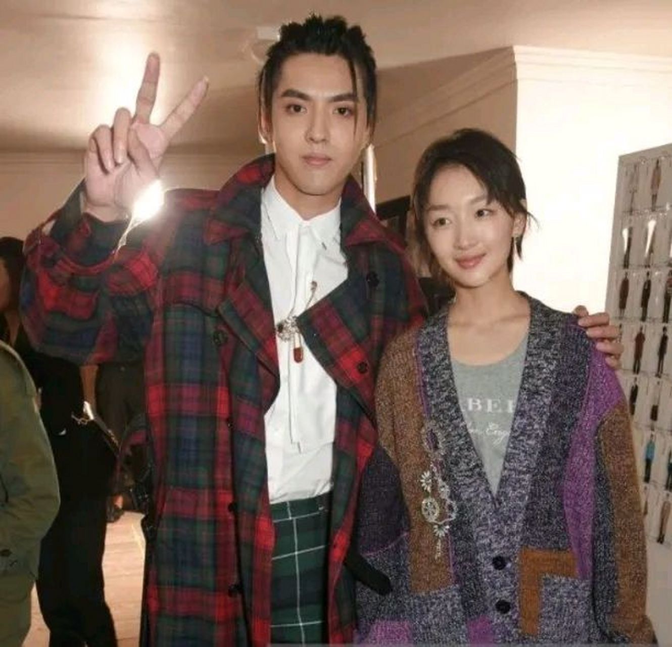 最尴尬的是,周冬雨偷偷看男明星帅气的脸时,那含情脉脉的小眼神被抓拍