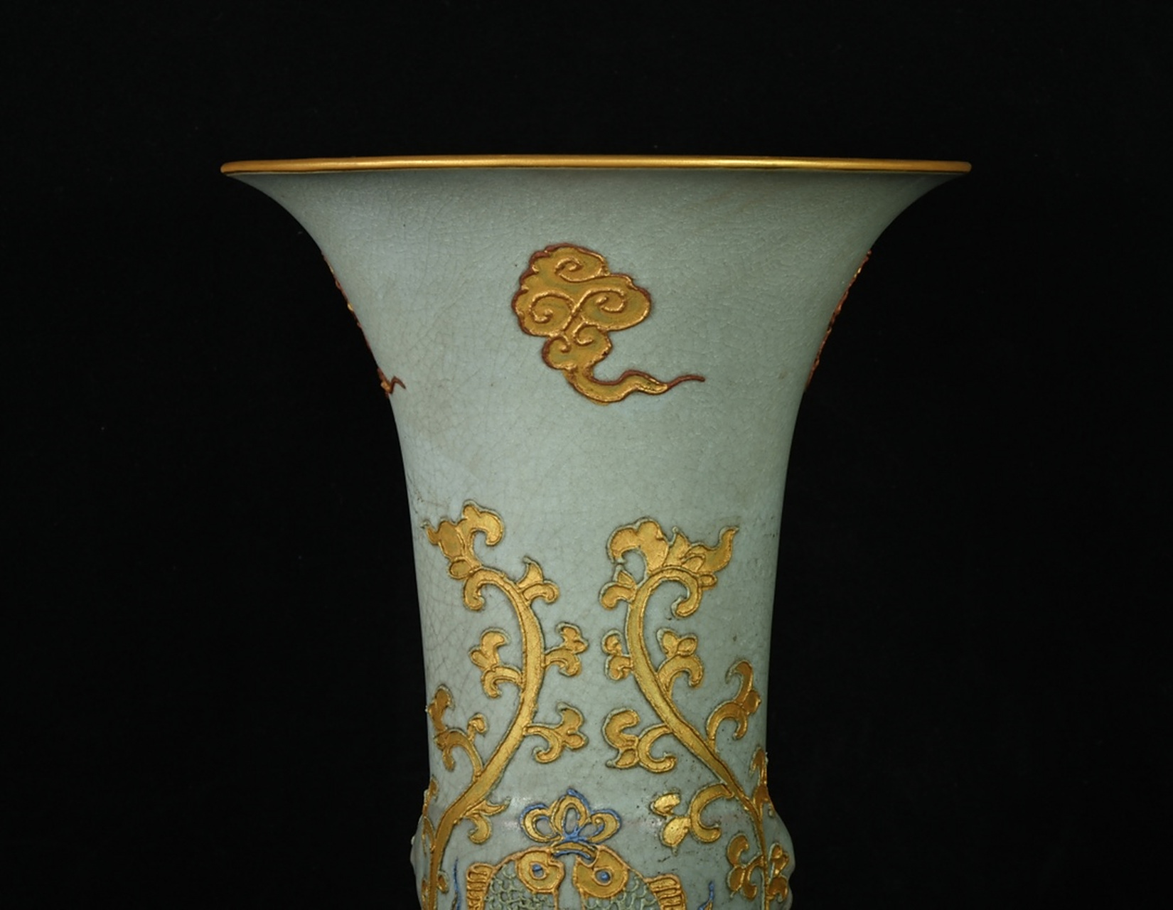 宋汝窑沥粉堆金双鱼纹花觚,高29×15厘米