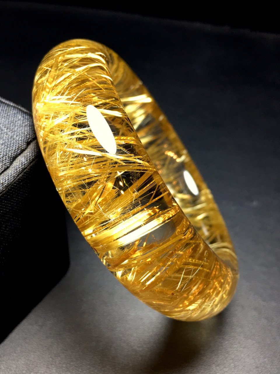 天然钛晶# 天然钛晶手镯,纯手工打磨抛光,晶体干净,颜色金黄,精致