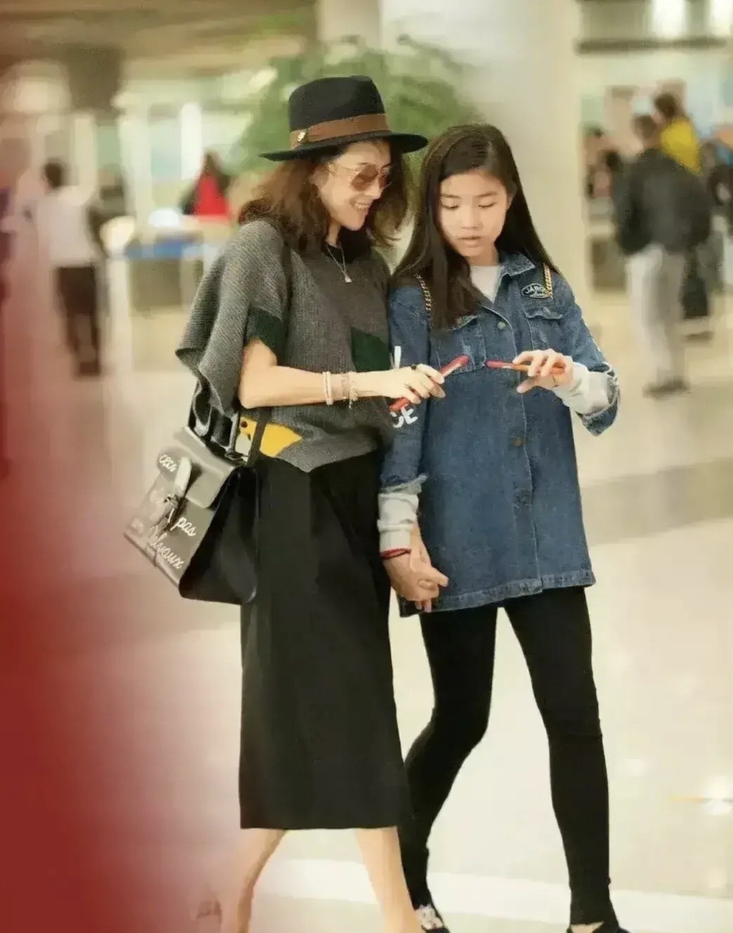 章子怡和继女小苹果每次同框都紧紧相依,很自然